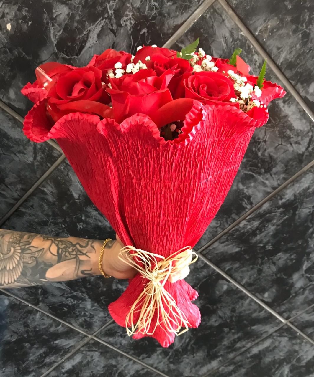Buquê Amarradinho 12 rosas no Crepom - Imagem 2