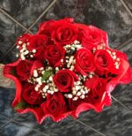 Buquê Amarradinho 12 rosas no Crepom