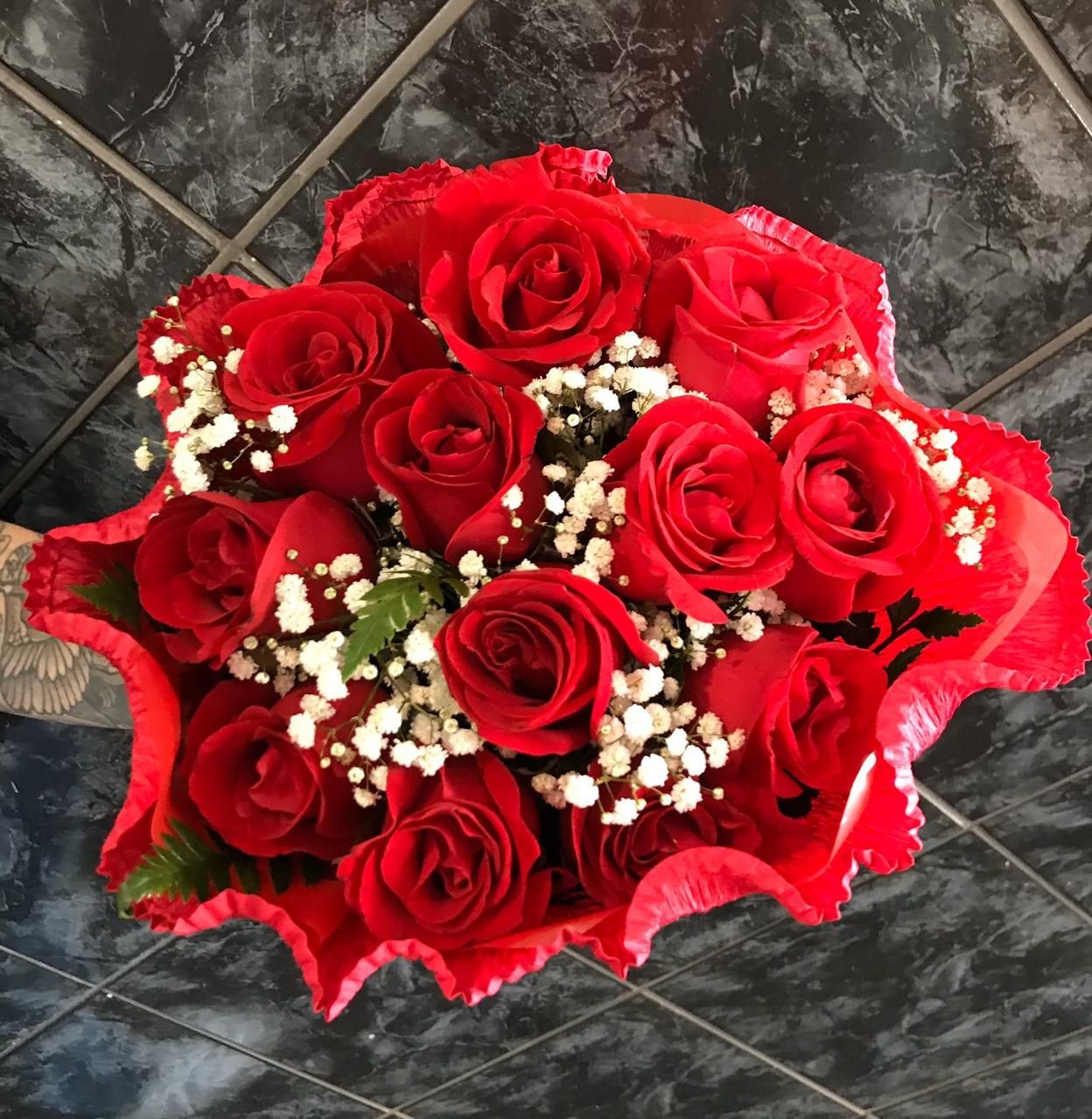 Buquê Amarradinho 12 rosas no Crepom