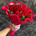 Buquê Amarradinho 24 rosas no Crepom