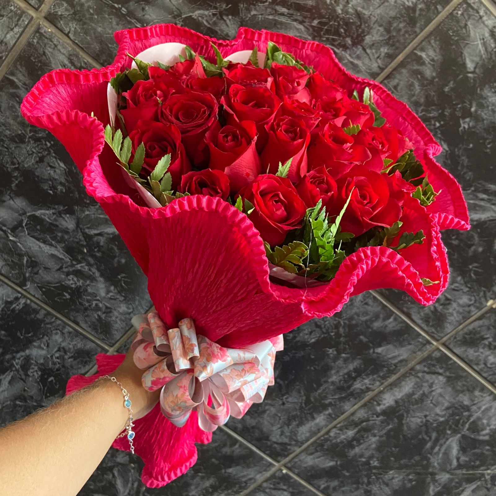 Buquê Amarradinho 24 rosas no Crepom