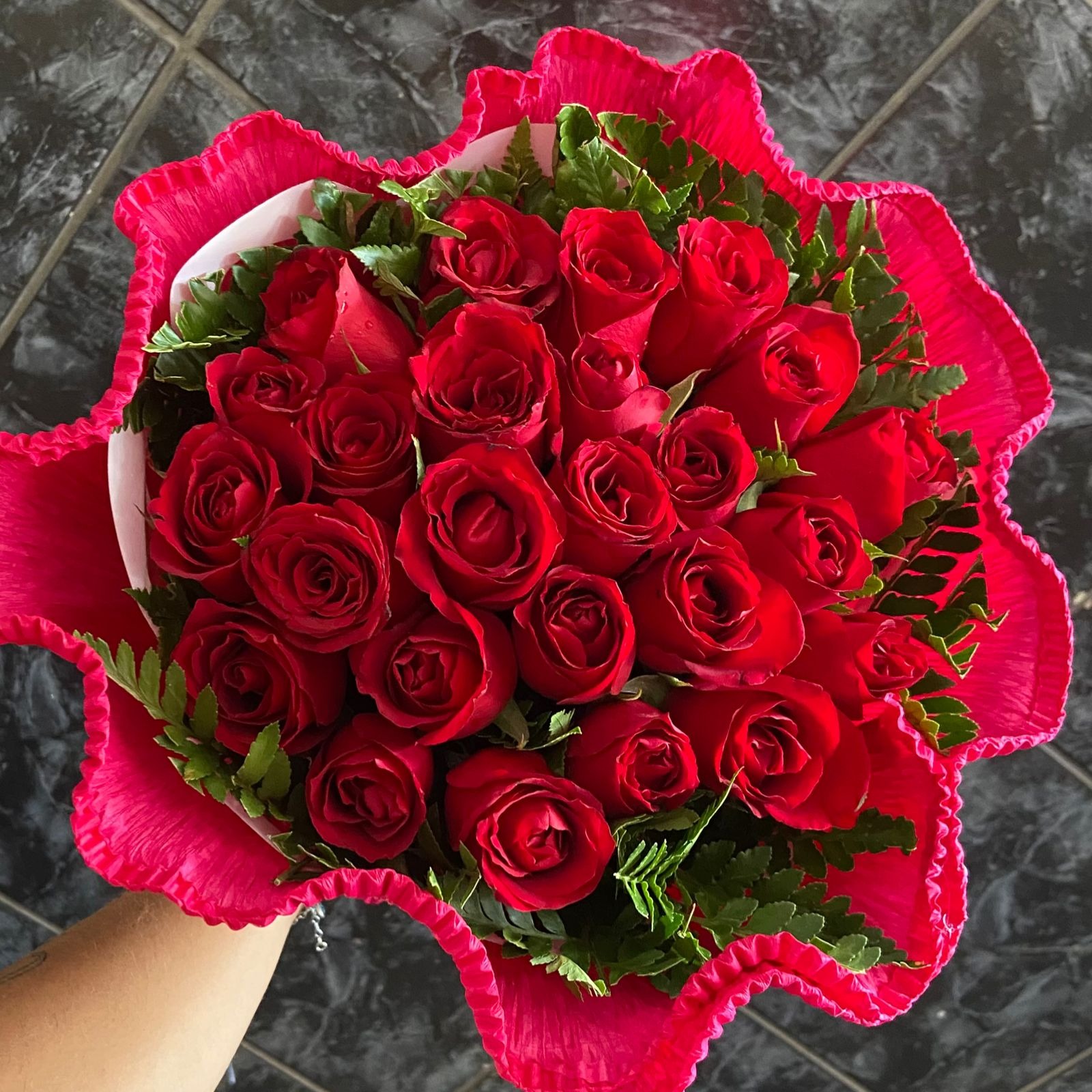 Buquê Amarradinho 24 rosas no Crepom - Imagem 2