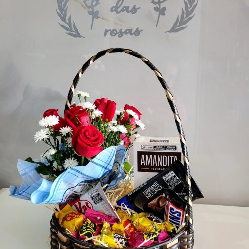 cesta rosas e chocolate